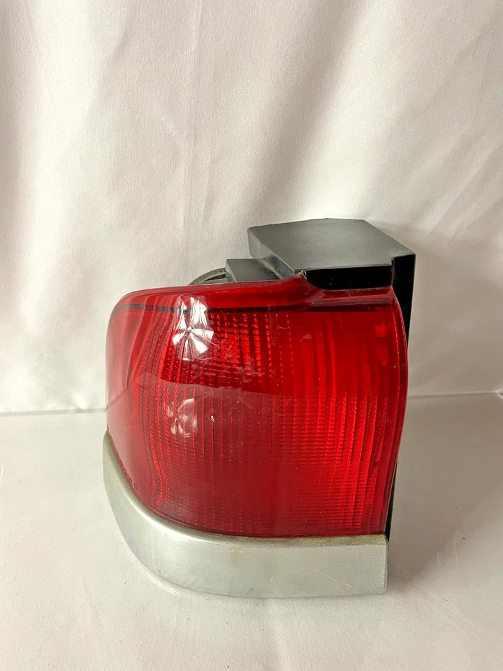 Luz trasera exterior del lado del conductor 94 95 96 97 Mercury Cougar XR7 - OEM Foto 2 de 4