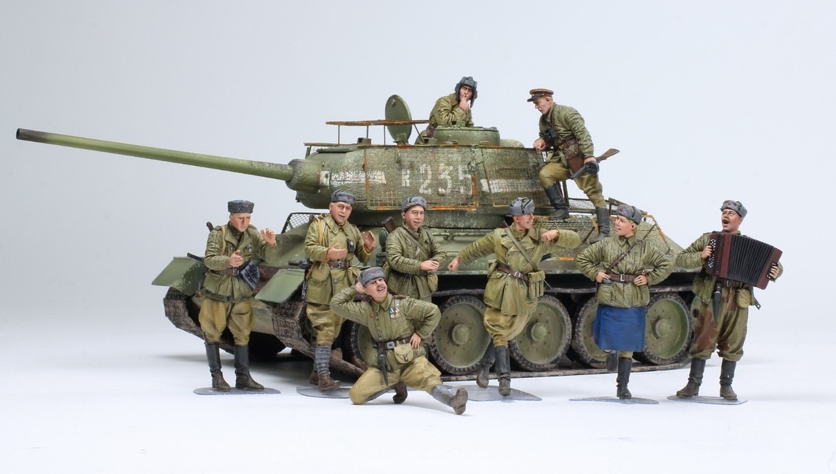 PreSale Set 9 1:35 ProPainted Soviet Soldiers Celebrating Victory