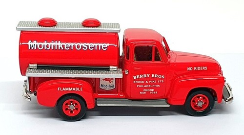 Durham Classics 1/43 Scale DC-29 - 1953 Chevrolet Tanker Truck (Mobilkerosene) - Picture 3 of 5