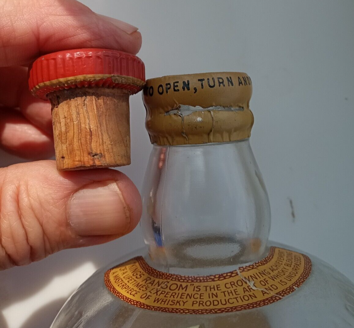 VINTAGE KING'S RANSOM SCOTCH WHISKY BOTTLE ROUND THE WORLD BLEND