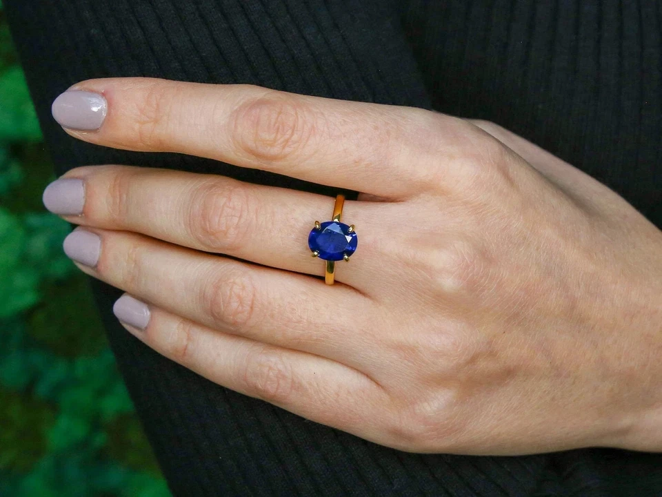 Anillo de compromiso de diamantes y zafiros reales de corte ovalado de 3,00 quilates de oro amarillo macizo de 14 quilates Foto 3 de 4