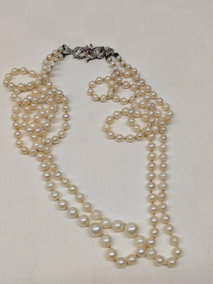 Collana a 2 fili perle orientali chiusura oro bianco 18 kt e rubino anni 50 - Immagine 4 di 4