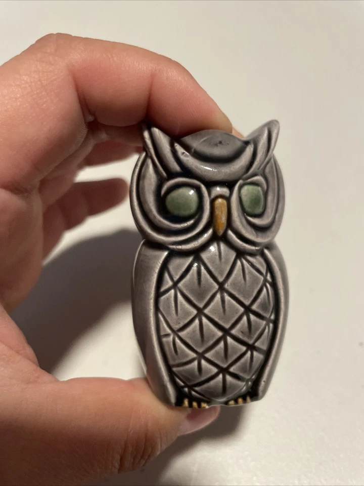 Cerámica Gris Tierra Tono Tierra OWL Ojos Verdes 3" X 1.5" Por Favor Lea la Descripción* Foto 2 de 4