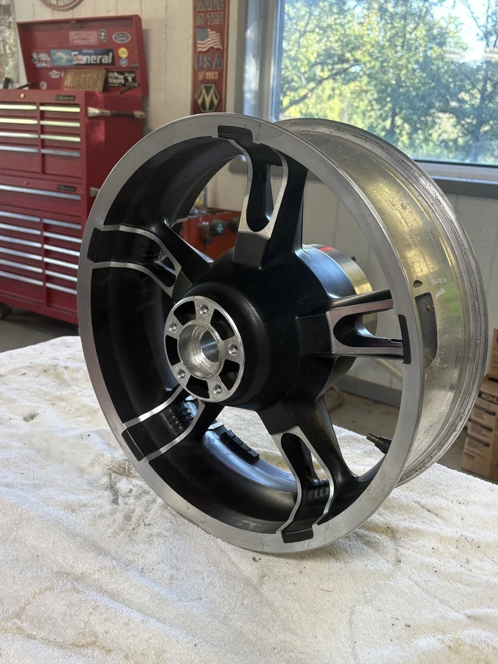 Rueda trasera 16x5 Harley Touring Enforcer Electra Road Glide 14-19 5 radios Foto 4 de 4