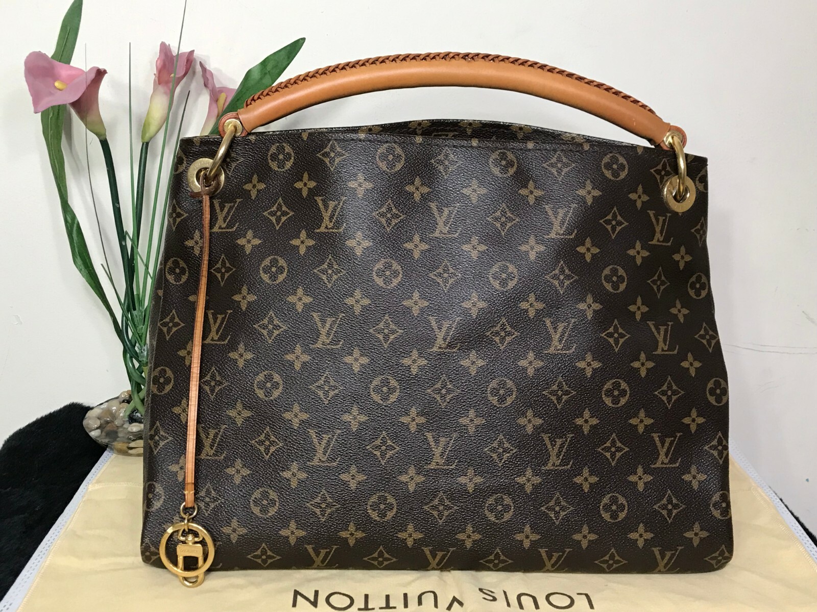 Louis Vuitton Monogram Canvas Artsy Mm Shoulder Bag For Sale
