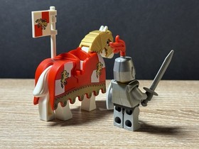 LEGO Castle Kingdoms Lion Knight Armor Minifigure cas443 7947 With Horse Barding