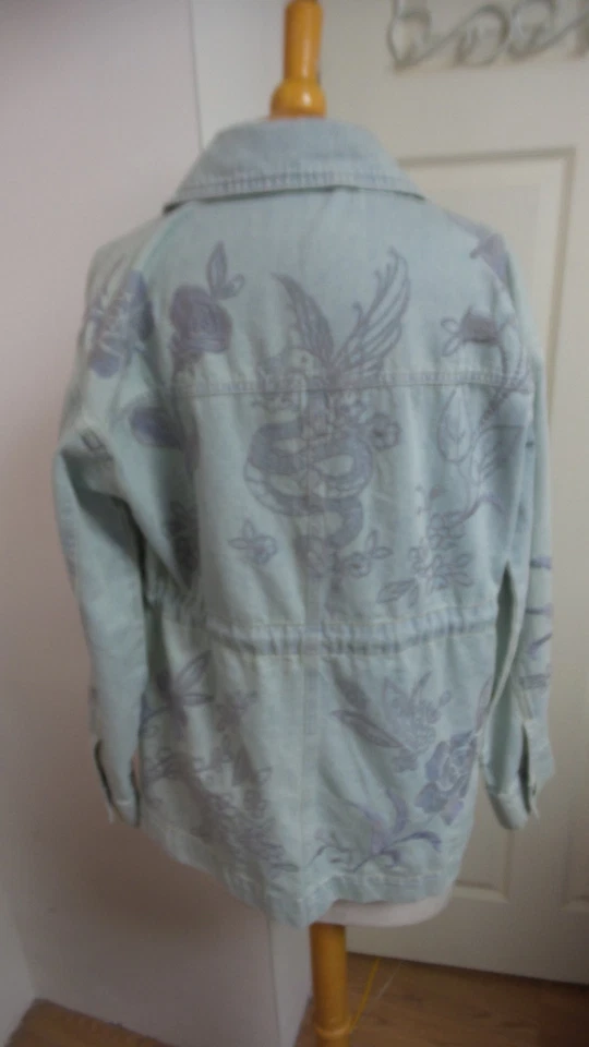 Новый без ЯРЛЫКОВ Johnny был Lt джинсовой ткани Куртка Пальто цветочная вышивка средней длины SZ шнурок - Изображение 3 из 4