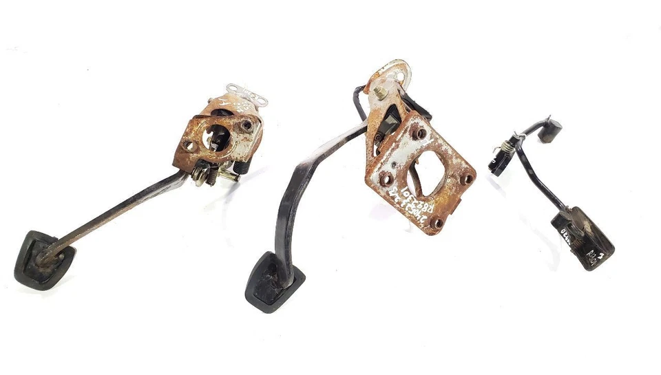 1983 Toyota Celica OEM conjunto manual de pedais com caixa - Imagem 2 de 4