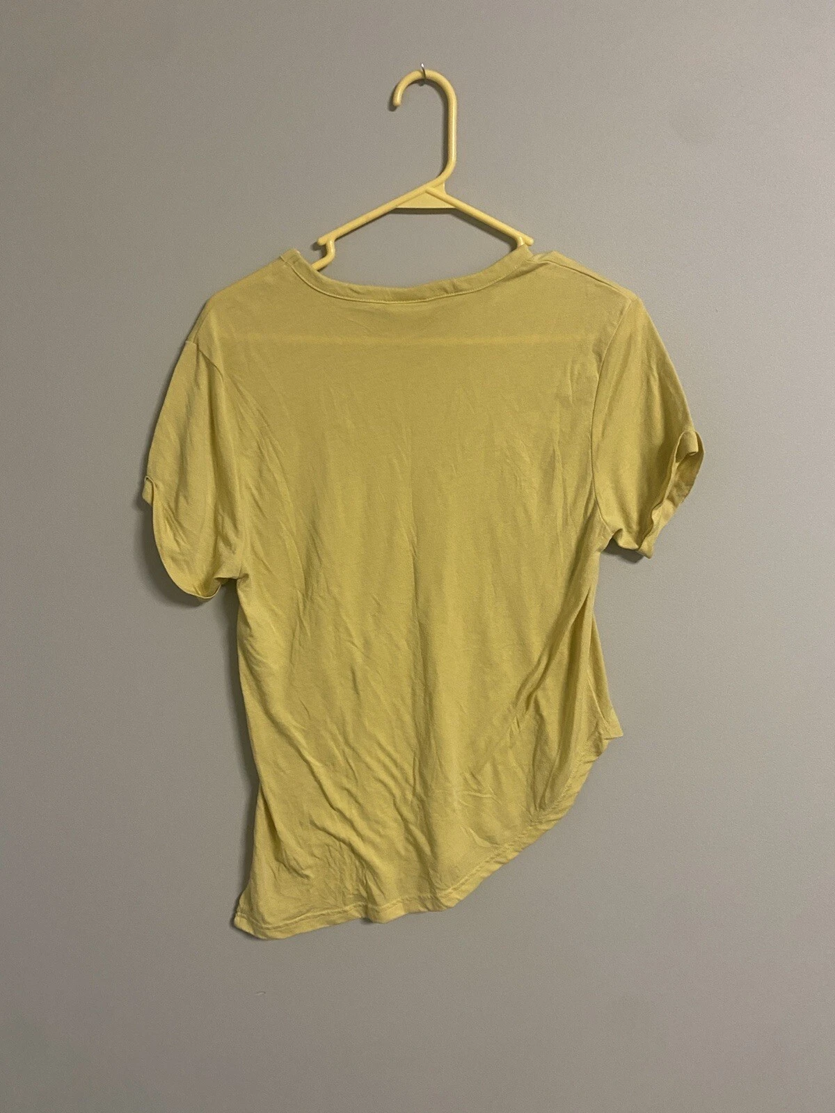 gymshark essential slanted hem line small hole shirt