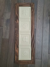 Ancien plafond encadré en étain. 26 1/2" X 8 1/2"