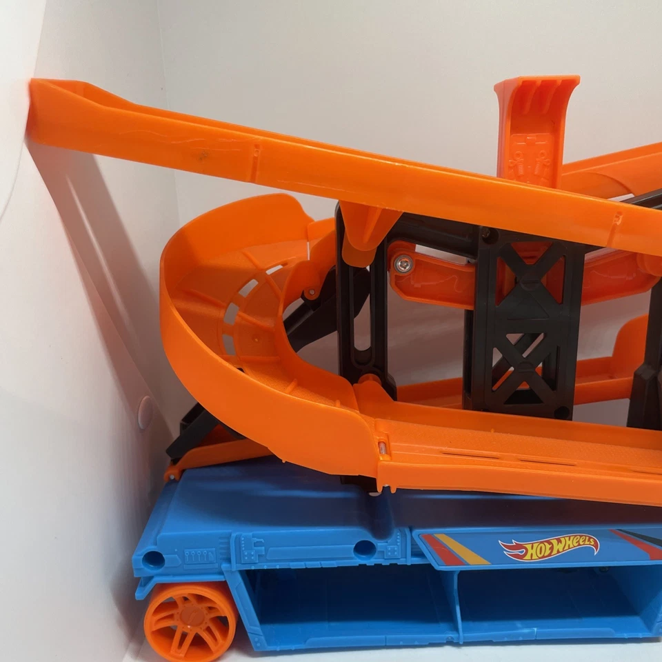 Mattel Hot Wheels City Lift and Launch Hauler Vehicle Semi Track 2019 GNM62 - Image 2 of 4