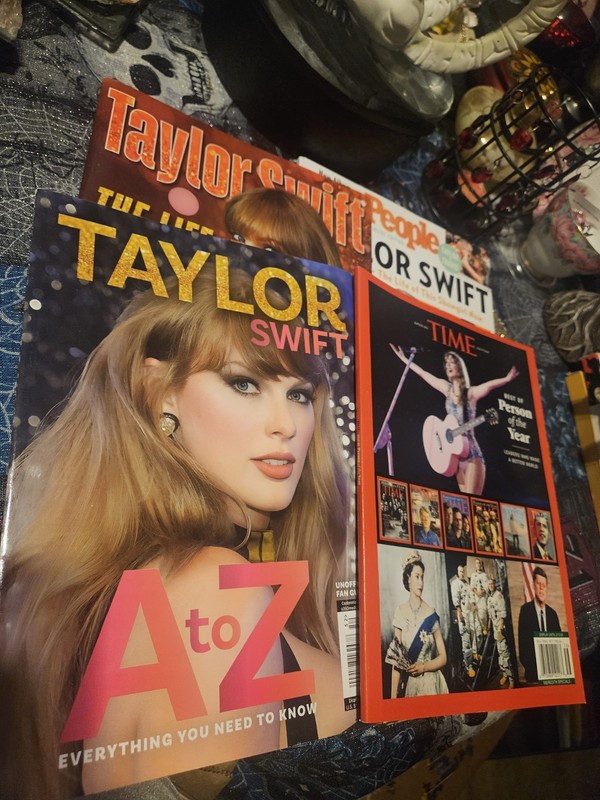 4 TAYLOR SWIFT Magazines