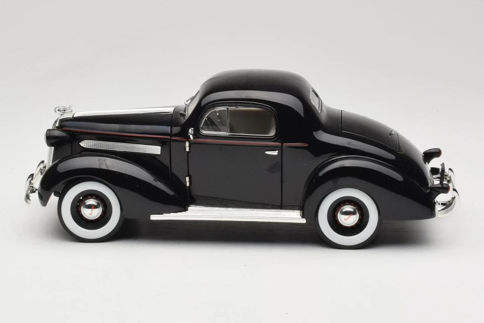 18106 Pontiac Deluxe Black Signature Models 1:18 - Immagine 4 di 4