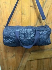 Gesteppte Reisetasche bzw. Sporttasche im Zylinder-Design