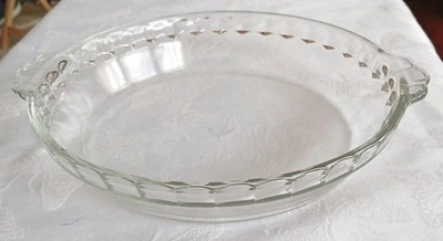 JAJ Pyrex Round Fluted Ovenproof Dish with Handles Diameter 23cm Pre-owned VGC - Image 1 of 4