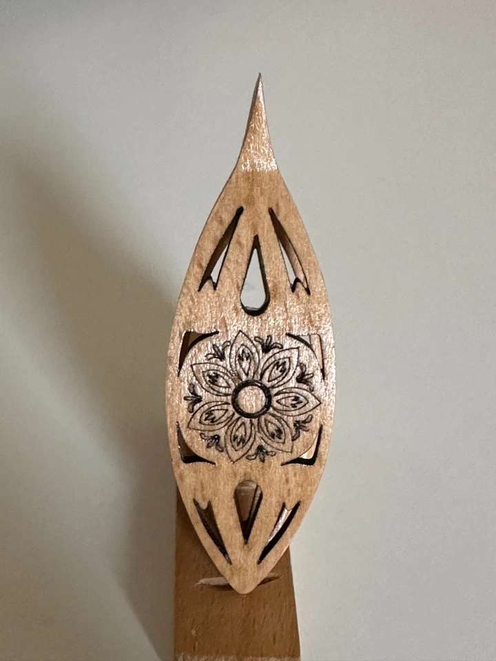 Tatting shuttle with engraved Daisies flower, cutouts + tip 3" long - Image 2 of 4