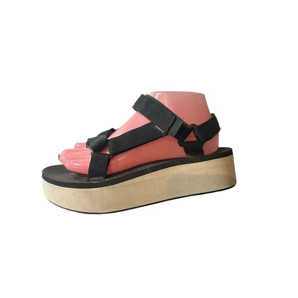 Sandalias de plataforma universales de forma plana Teva para mujer talla 8 gancho y bucle negras  Foto 2 de 4