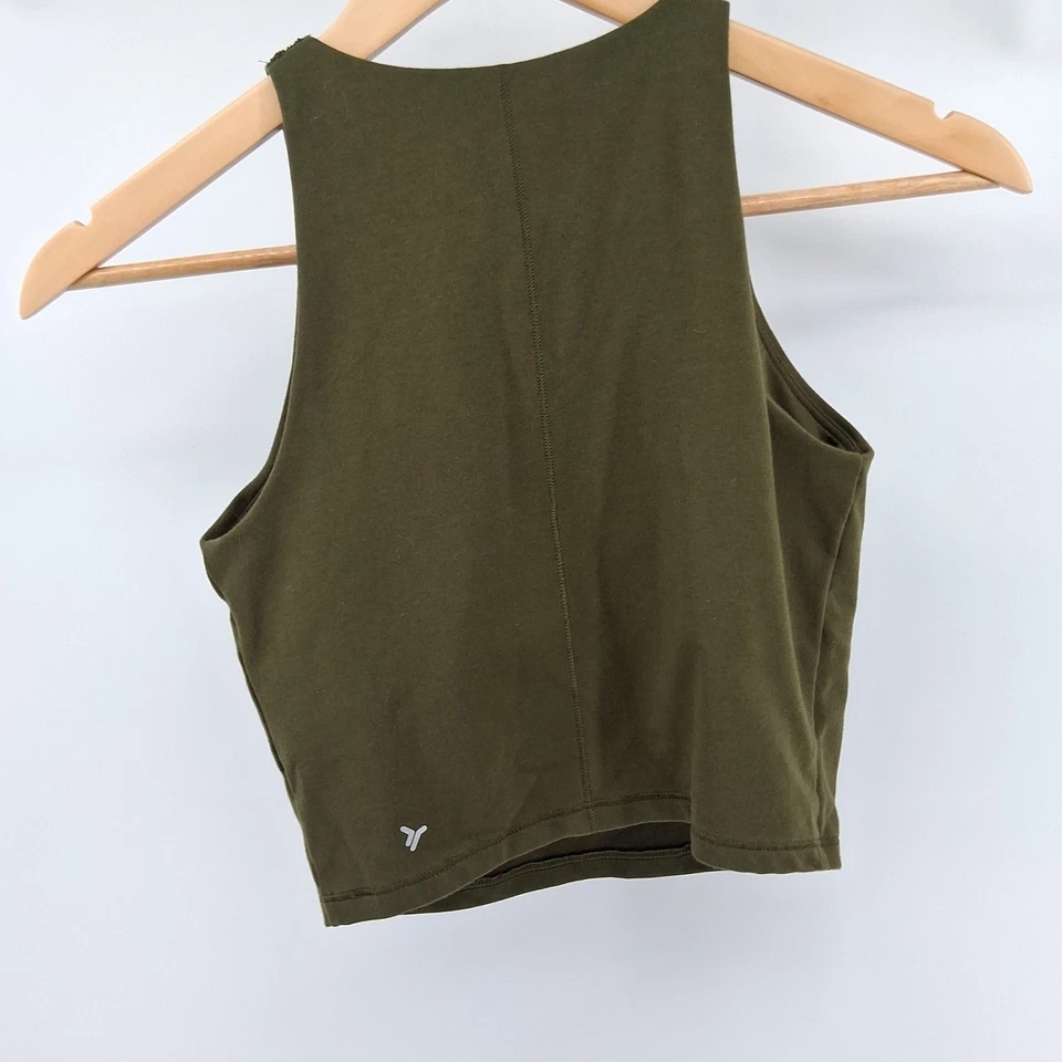 Regata cropped Old Navy Active Powerchill verde oliva - Racerback - Feminina - Imagem 3 de 4