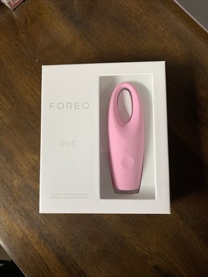 FOREO IRIS Illuminating Eye Massager in Petal Pink