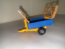 Rimorchio ribaltabile Britains scala 1:32 per trattore modello 9565 blu giallo fieno rave