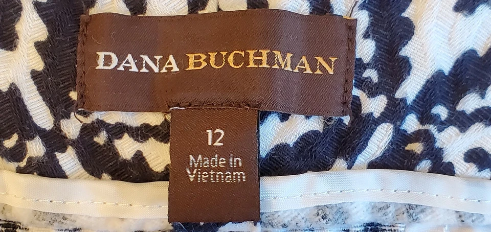 Bermudas para mujer 12 ropa de trabajo informal con estampado geométrico blanco y negro Foto 4 de 4