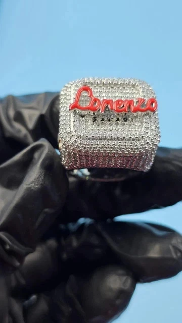 Anillo esmaltado con nombre de moissanita de corte redondo de 3,00 quilates chapado en oro blanco de 14 quilates plateado Foto 2 de 4