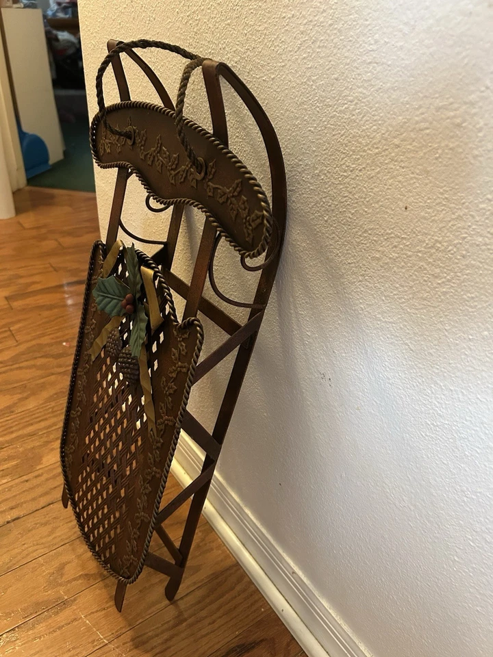 Vintage Metal Sled with holly and berries rope wall decor Christmas Winter - Imagem 4 de 4
