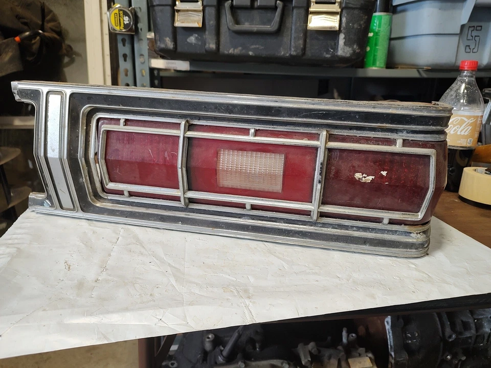 Ford Gran Torino Elite 75 pase derecho. BISEL DE LENTE DE LUZ TRASERA INVERSA RESPALDO LATERAL Foto 2 de 4