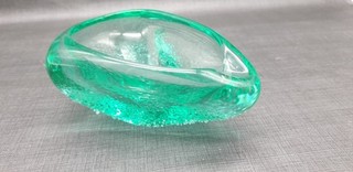 Schöner massiver Glas Ascher Space Glaskunst DDR