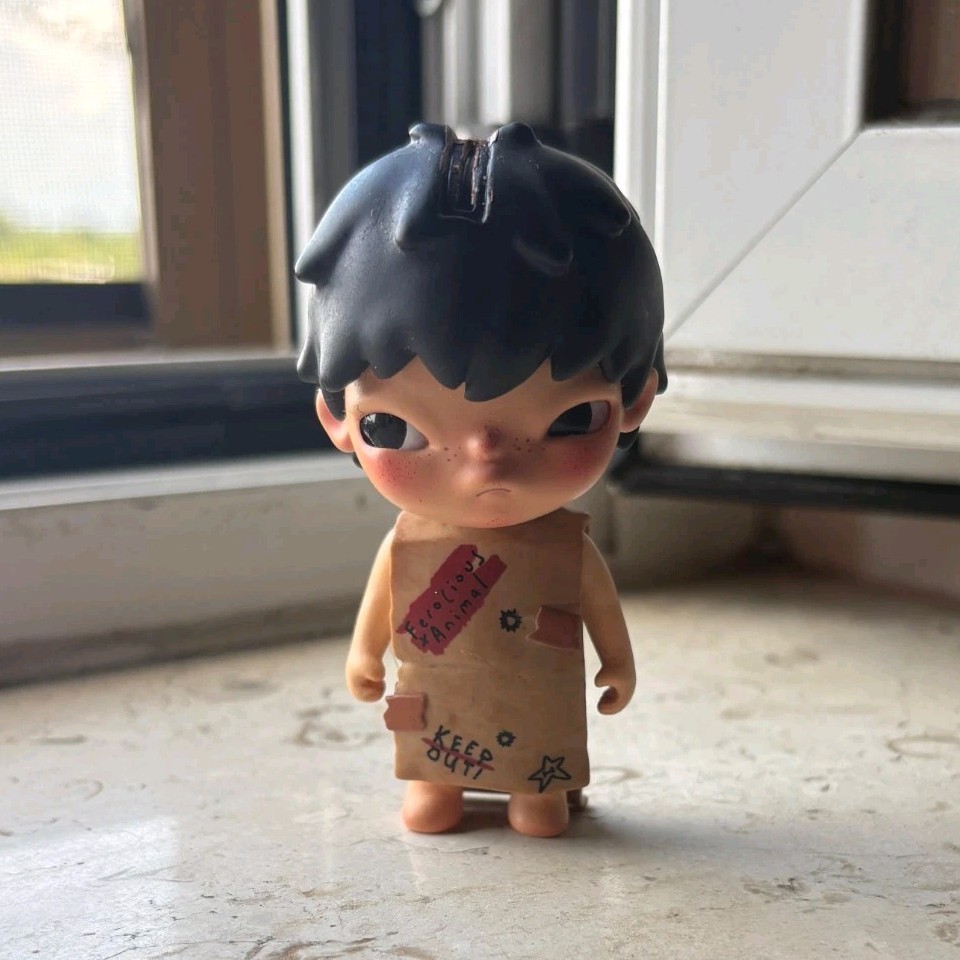 Mini statuetta personaggio bambino capelli neri con vestito beige