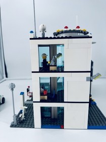 LEGO CITY: Police Station (7498) 2 Vehicles 4 minfigs, a few missing pieces