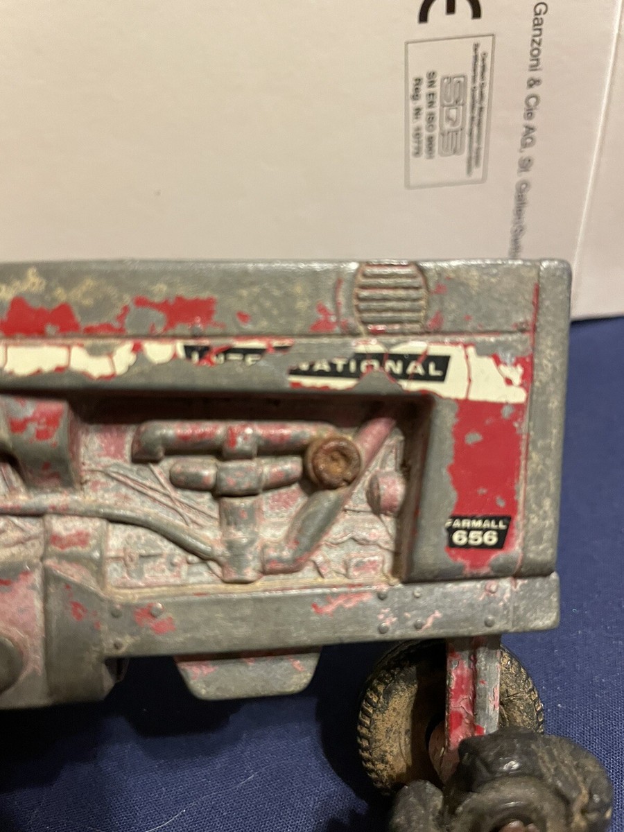 Ancien tracteur Ertl International Harvester Farmall 656 rouge moulé sous pressi