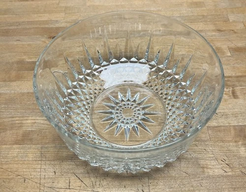 Vintage Arcoroc Diamant 8” Clear Glass Serving Bowl Starburst France - Picture 2 of 4