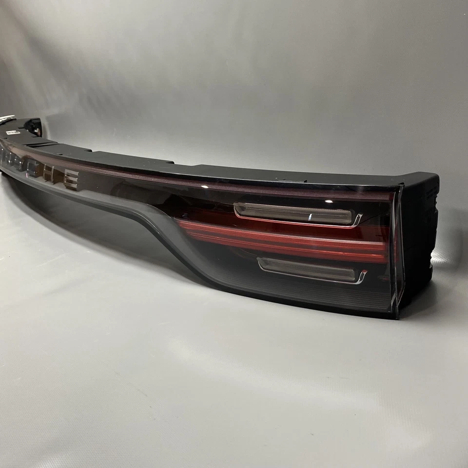 PORSCHE CAYENNE TRUNK CENTER TAIL LIGHT LED 2019 2020 2021 OEM 9Y0945081Q Foto 3 de 4
