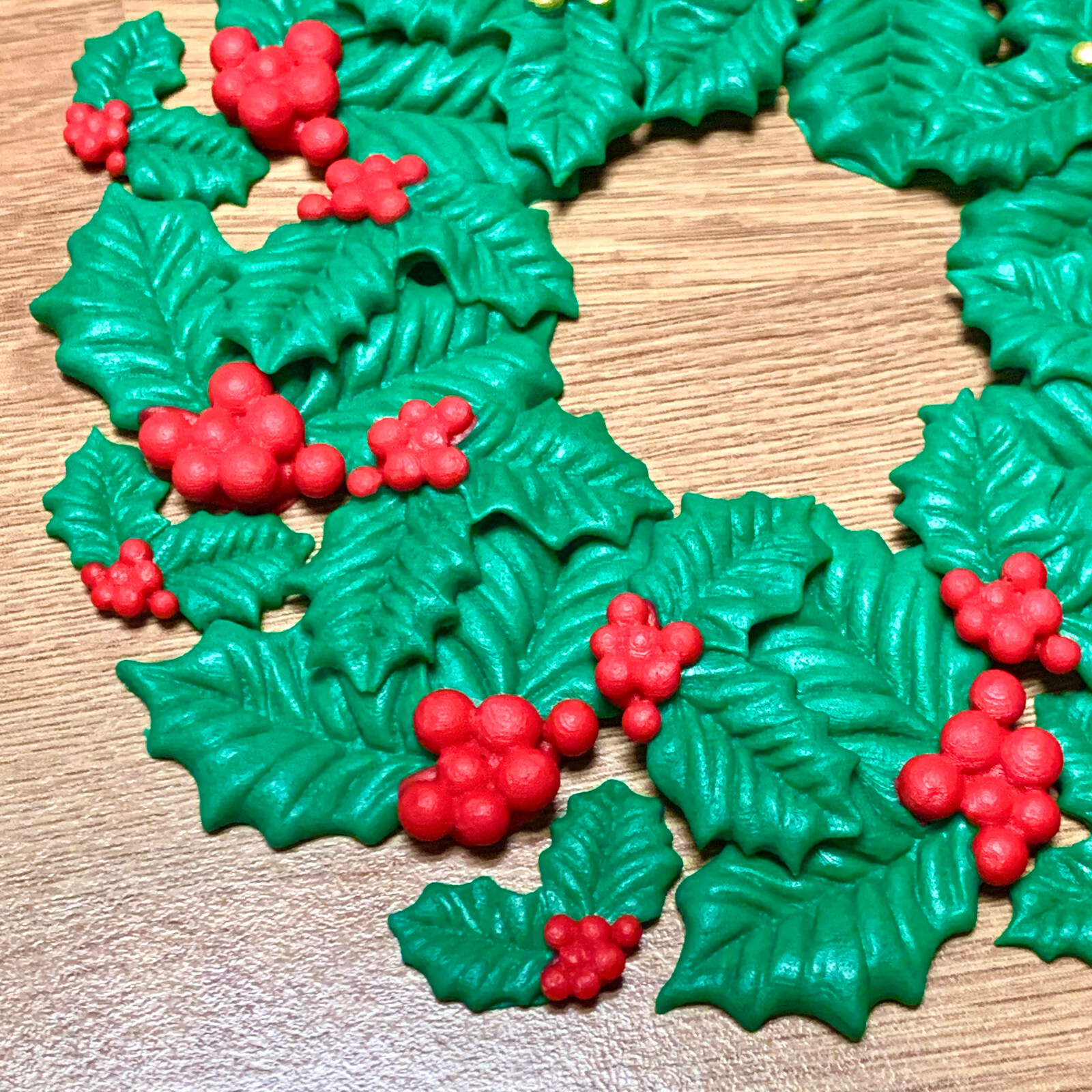 12 HOLLY RED BERRIES green Christmas Decoration Edible Icing cake