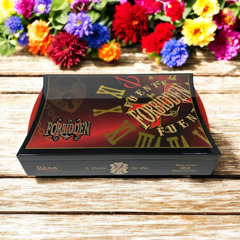 Caja de cigarros de madera vacía Arturo Fuente Opus X Forbidden Beso 12x7,75x2,5 Foto 2 de 4