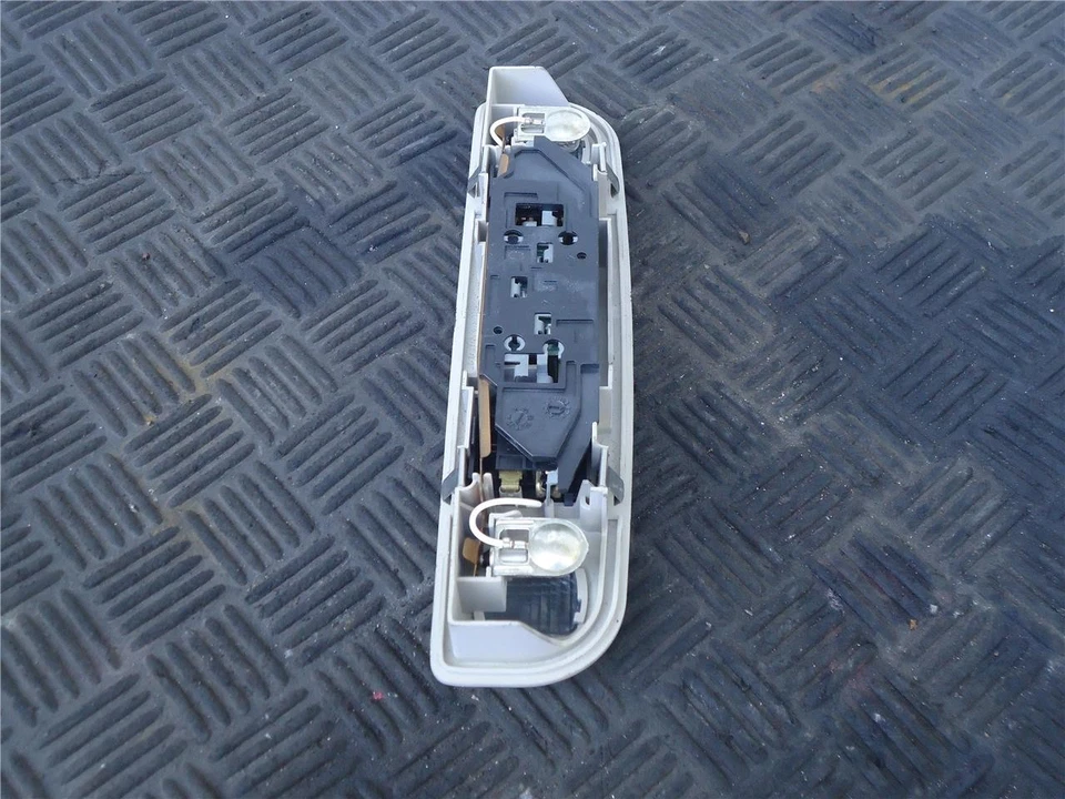 Luz de lectura domo trasero Audi A4 Quattro 2000 Foto 3 de 4