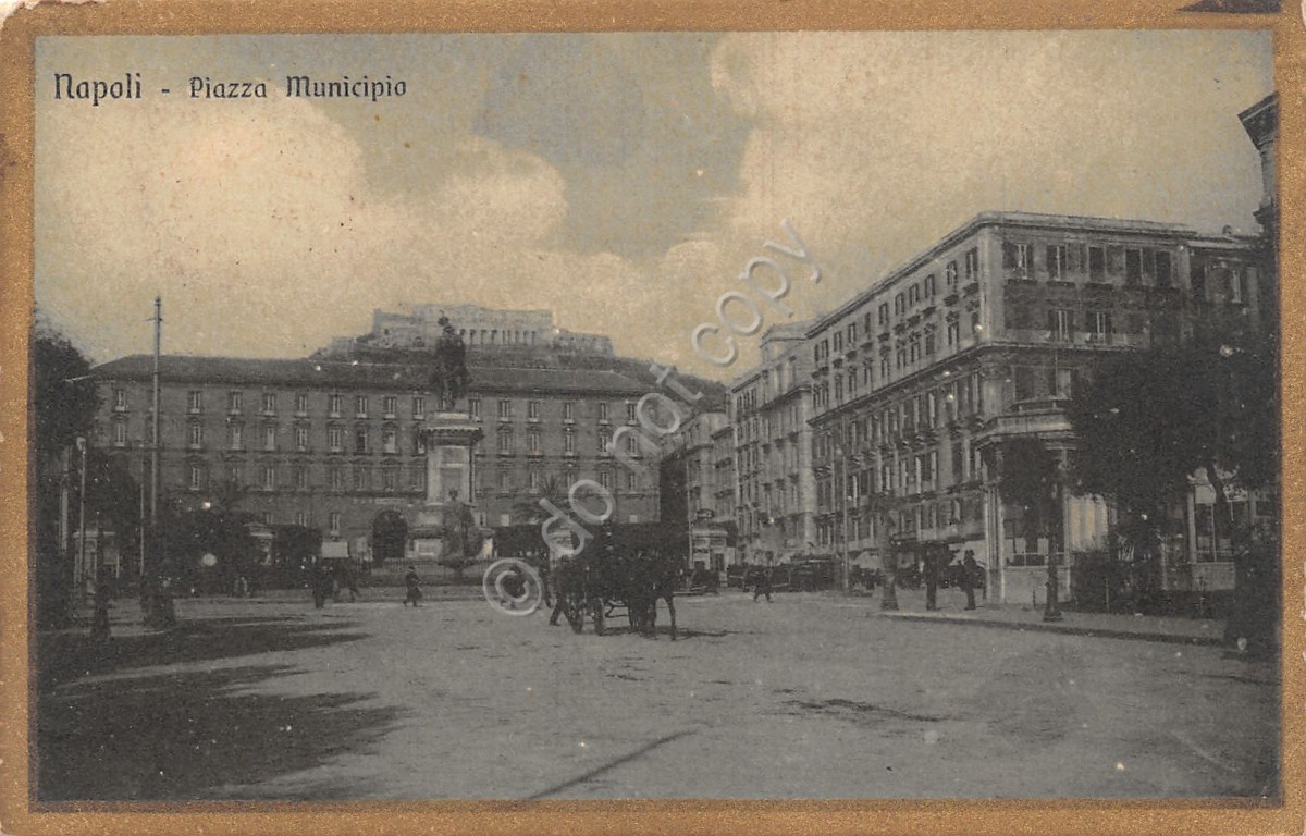 Cartolina Napoli Piazza Municipio animata bordo oro 1921