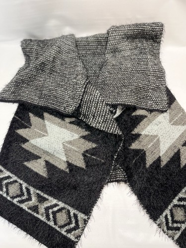NWT Women’s Fuzzy Soft Knit Aztec Print Eyelash Vest One Size - Picture 11 of 16