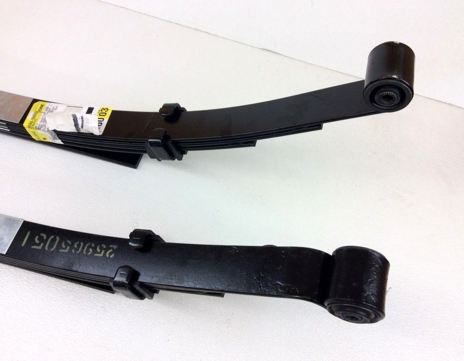 0610 Hummer H3 Right & Left Rear Suspension Leaf Spring Set Of 2 OEM