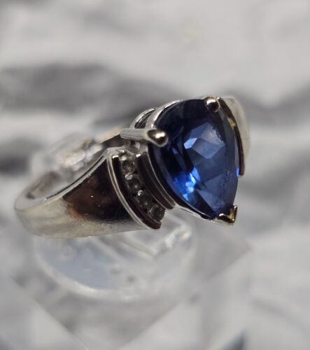 10 Karat Gold, Solitär Ring mit blauem Saphir, mit acht Diamanten Akzenten (9MH3) - Bild 2 von 5