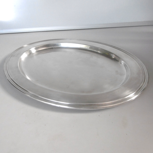 Assiettes et plats de service de table argentés