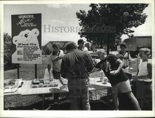 1982 Press Photo Workers take a lunch break in Milwaukee at the zoo - mjb36115