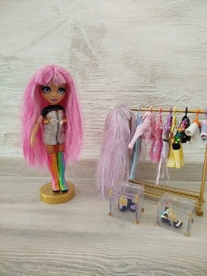 Rainbow High Avery Styles Puppe mit Kleidung und Perücken