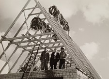 Richtfest Dachstuhl Rohbau Haus drei Männer Zimmermann Schreiner Tischler Foto