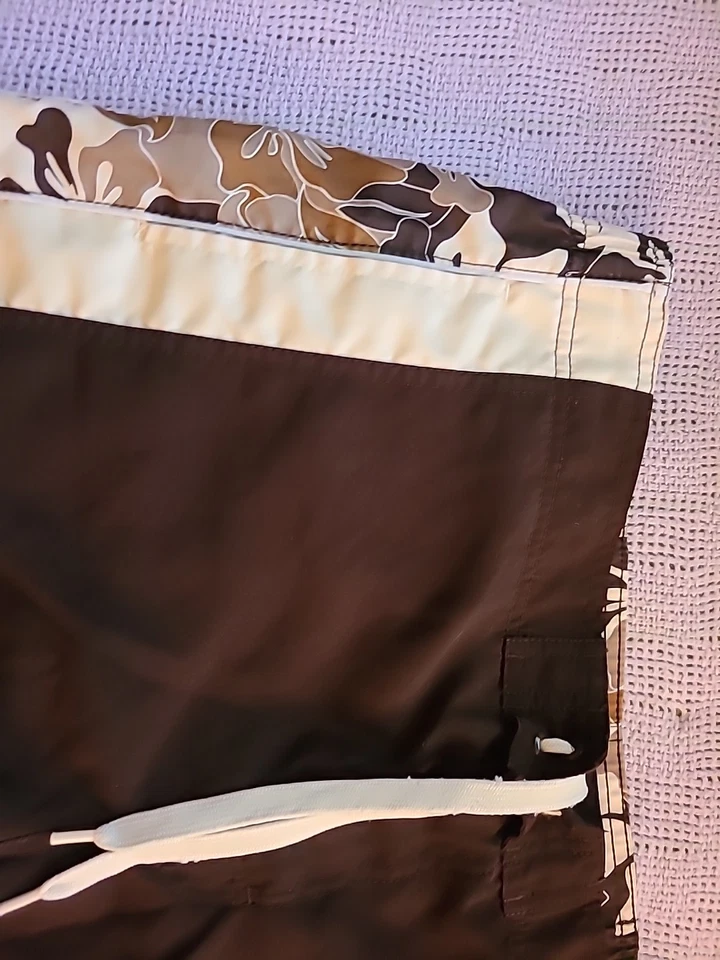 SHORTS TABULEIRO BREAKWATER MASCULINO MARROM MÉDIO PADRÃO FLORAL HAVAIANO com CORDÃO - Imagem 3 de 4