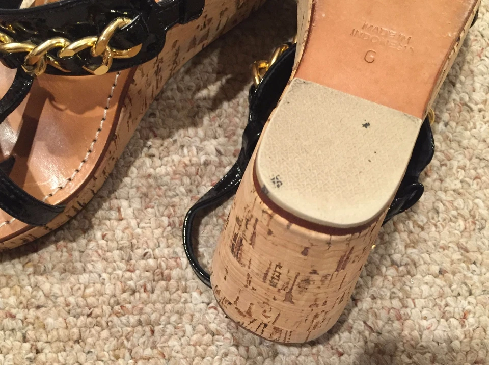 Sandalias Mystique con suela de cuña de corcho acentuado cadena dorada charol negro talla 6 Foto 3 de 4