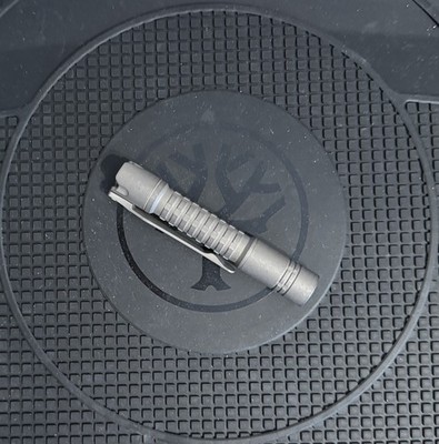 Reylight Pineapple Mini MKII Titanium Taschenlampe mit Clip