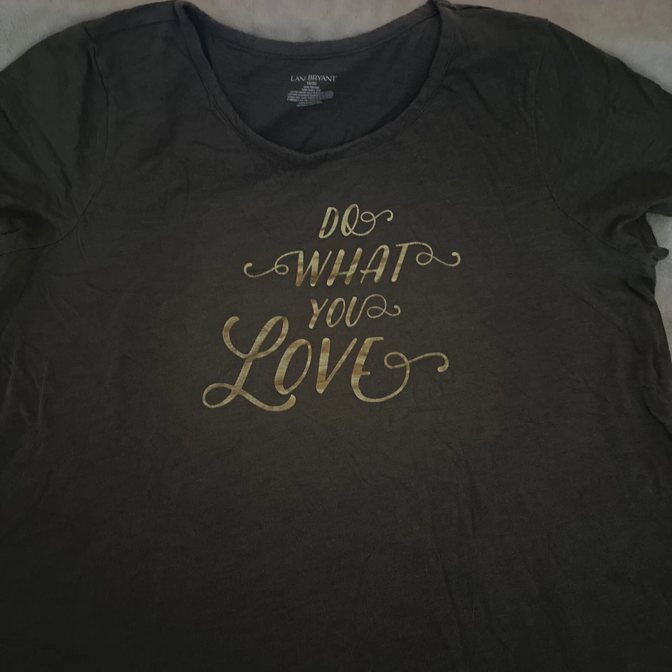 Camiseta para mujer Lane Bryant 'Do What You Love' manga corta verde dorado Foto 2 de 4
