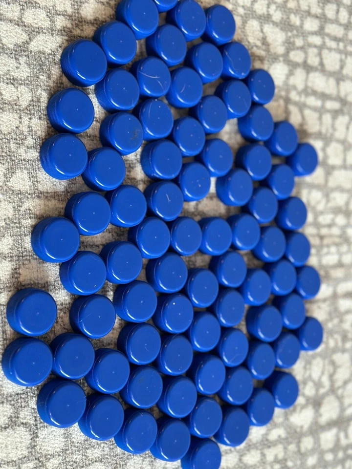 80 tampas de garrafa de plástico tampas tampos projetos de arte artesanato cor azul upcycle Fiji Wate - Imagem 2 de 4